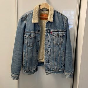 Levi’s sherpa lined denim trucker jacket size Medium
